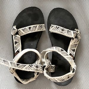 Women's Teva Size 7